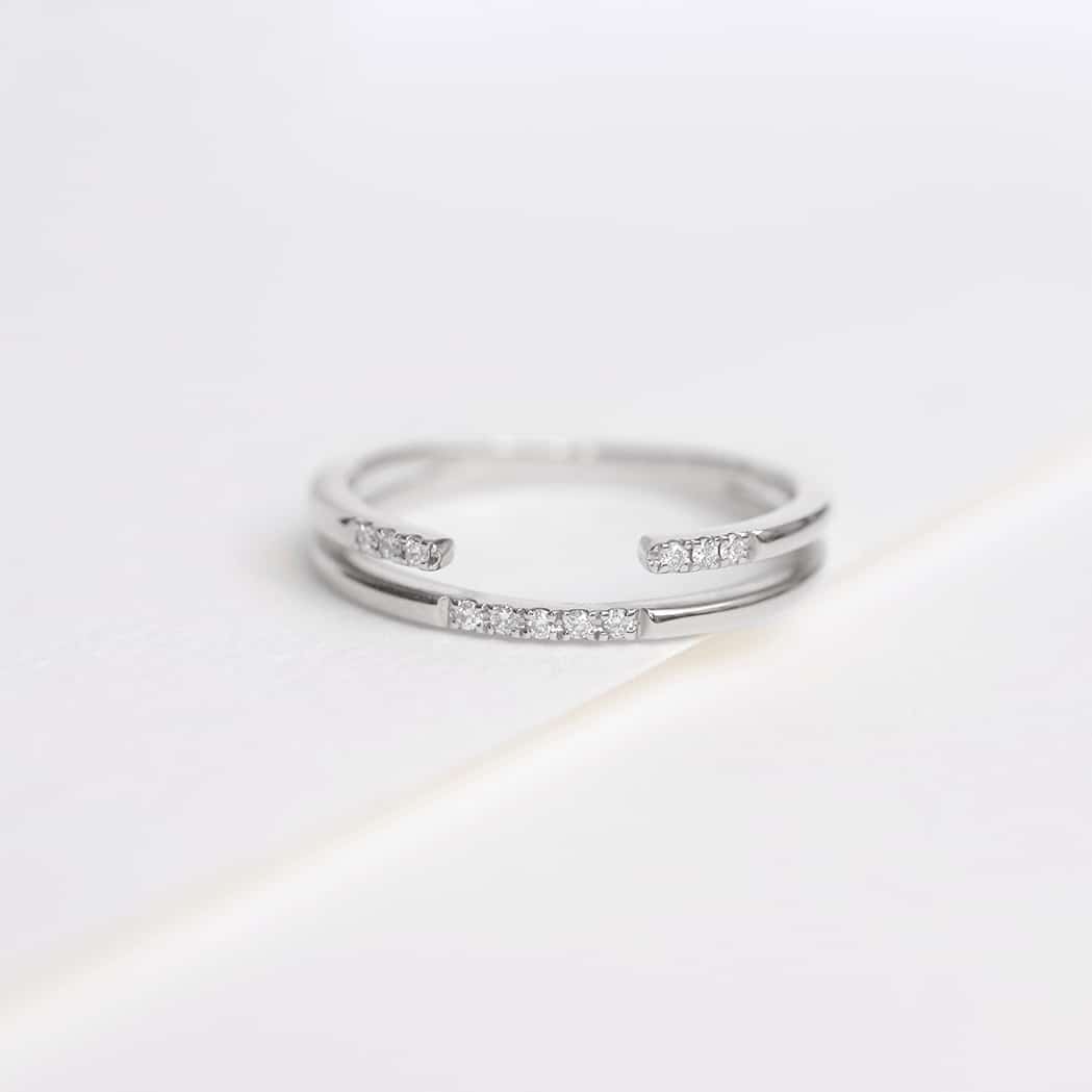 Discrete Gold & Diamond Ring