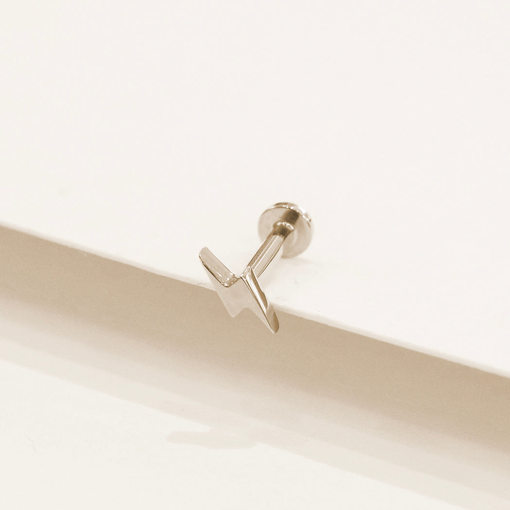 Bolt Ohr-Piercing aus Gold - Glatte Oberfläche