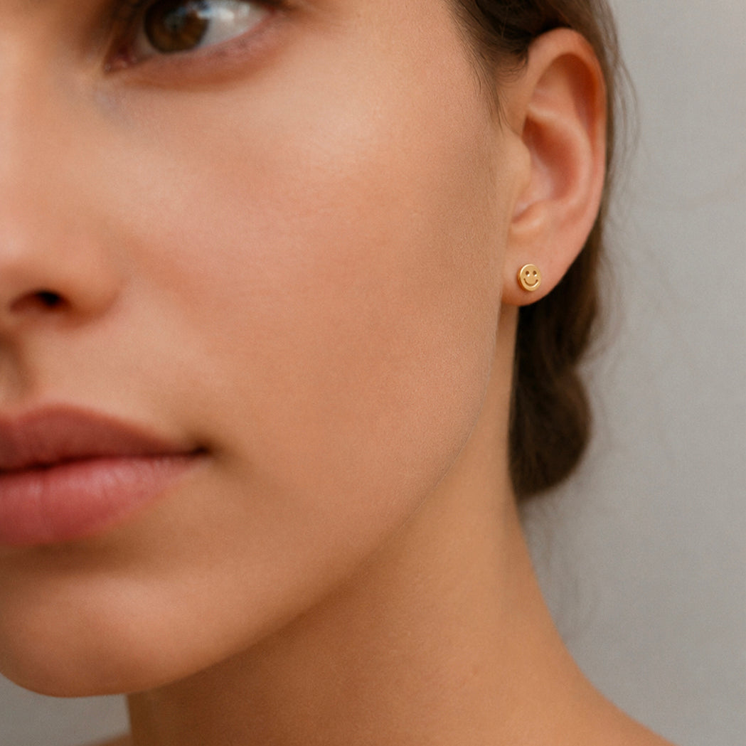 Smiley Ohrpiercing aus Gold
