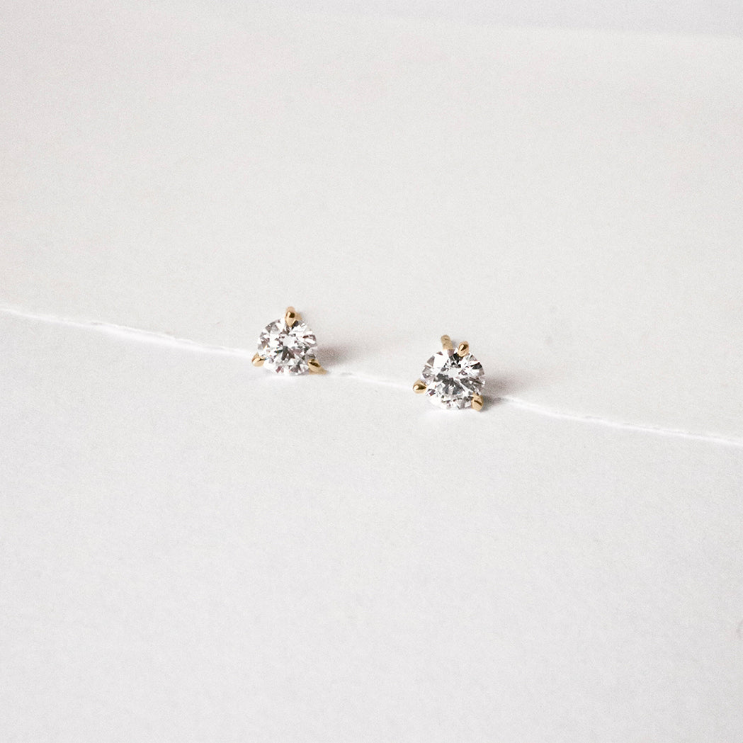Solitaire Round Earrings - Gold & Diamonds