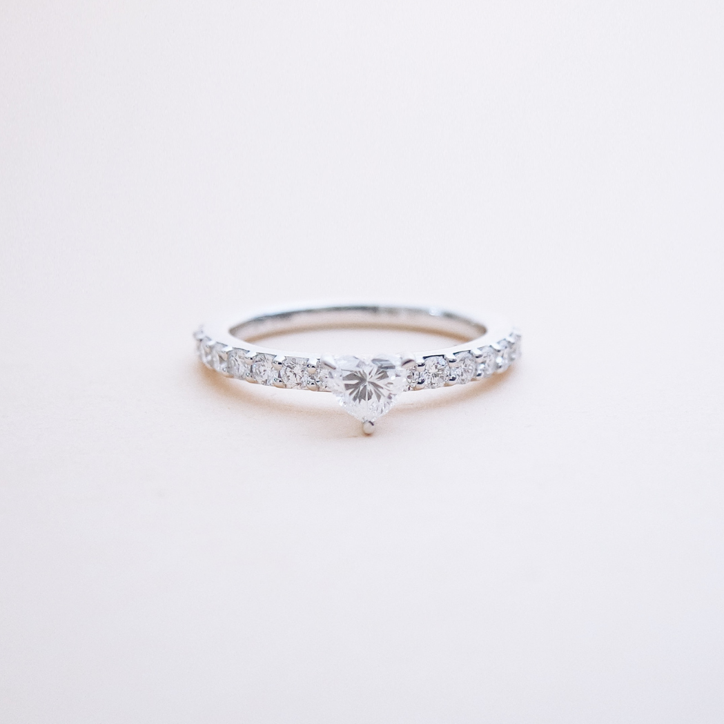 Solitärring Herz mit Goldpavé & Diamanten