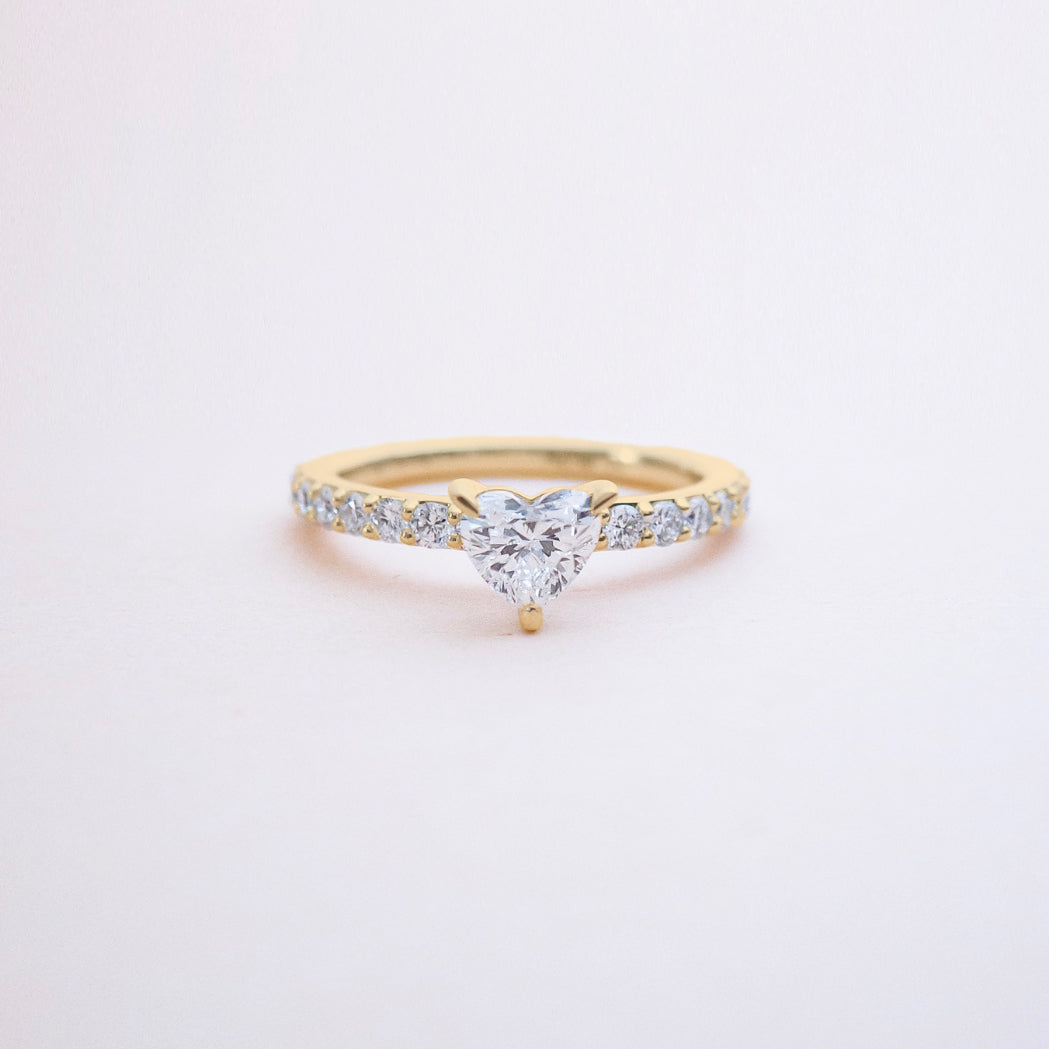 Solitärring Herz mit Goldpavé & Diamanten