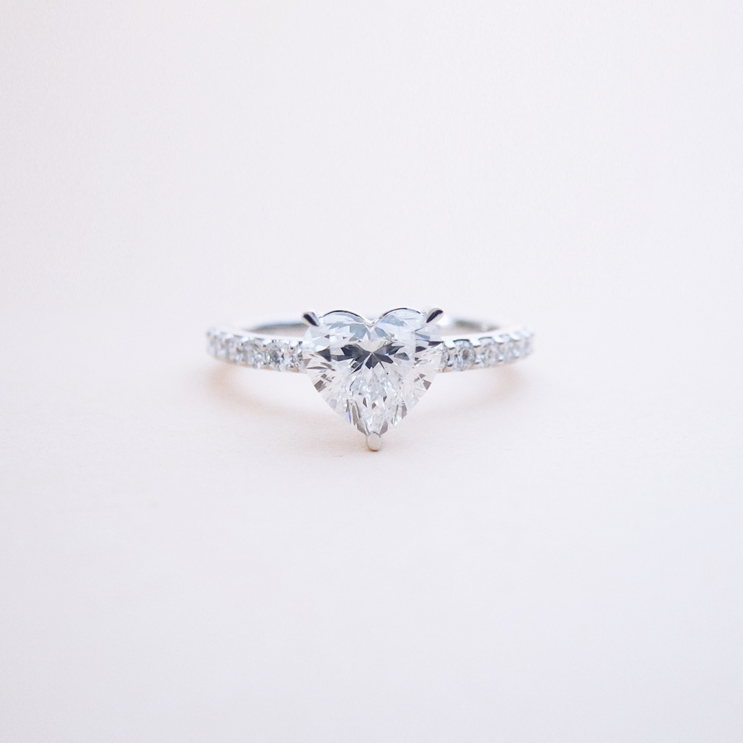 Solitärring Herz mit Goldpavé & Diamanten