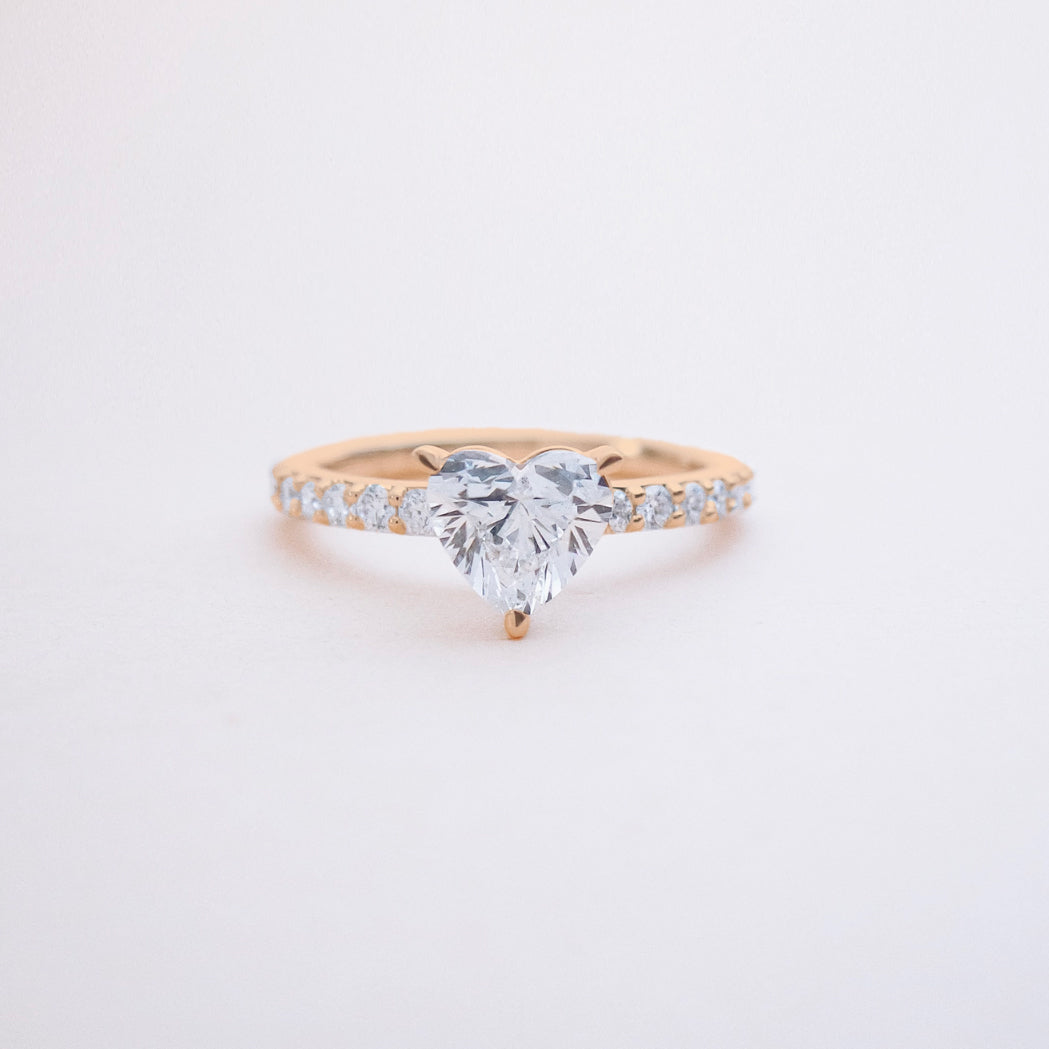 Solitärring Herz mit Goldpavé & Diamanten
