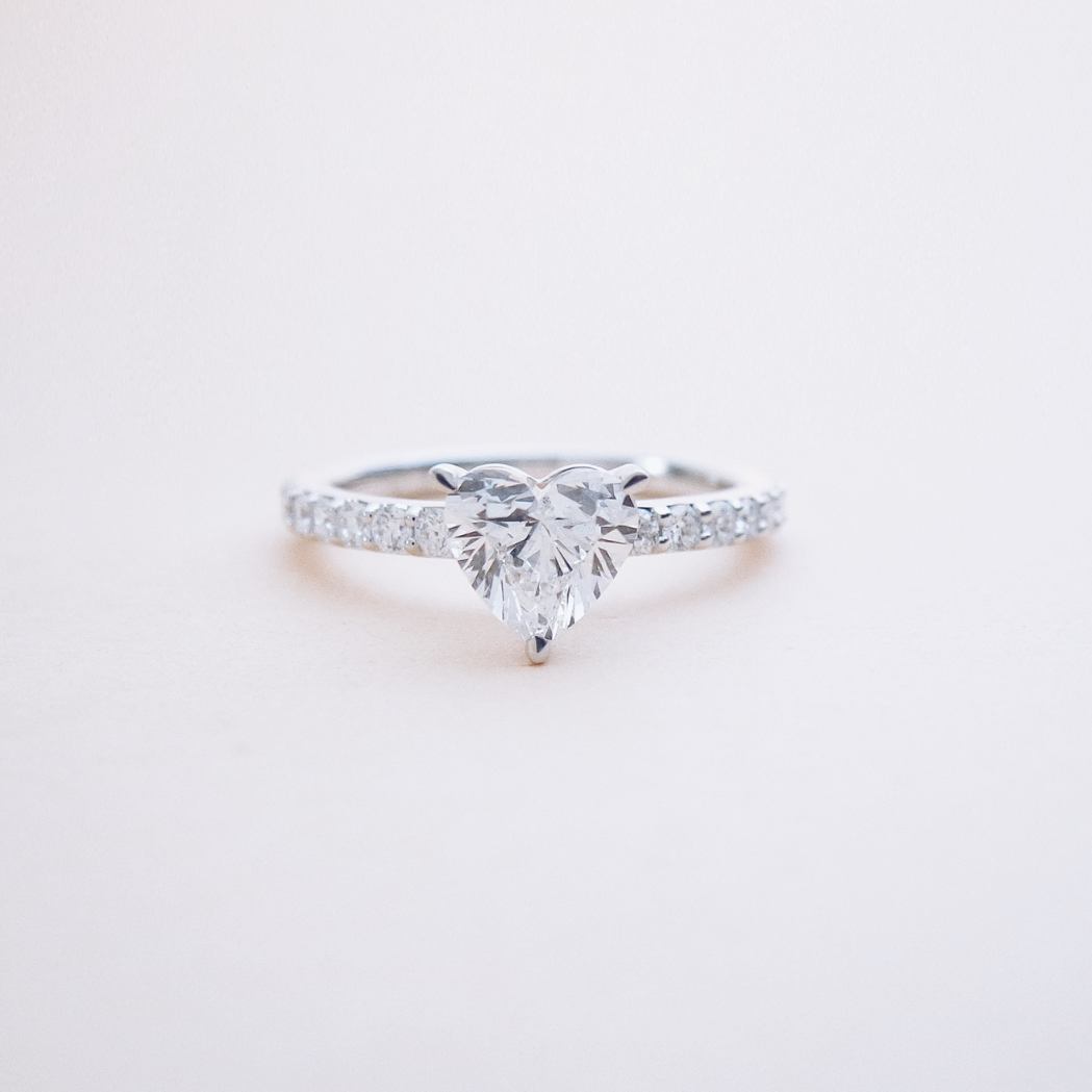 Solitärring Herz mit Goldpavé & Diamanten