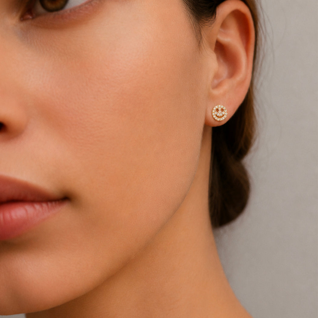 Ohrpiercing Smiley aus Gold und Diamanten